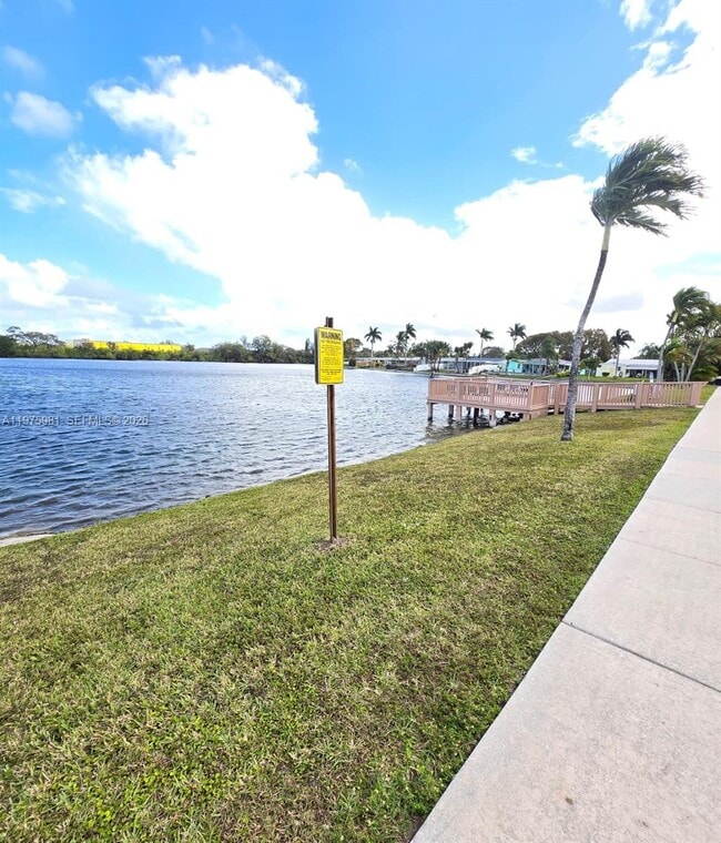 Building Photo - 2309 Park Ln