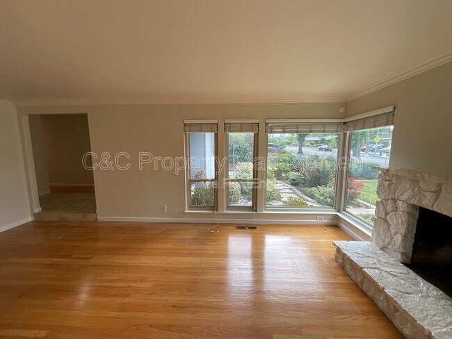 Building Photo - 1426 Ormsby Dr