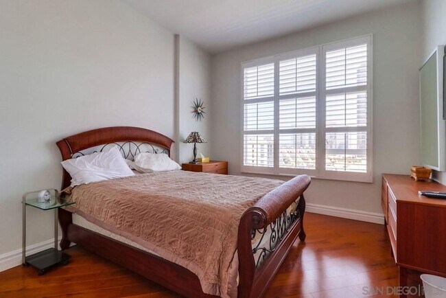 Building Photo - Downtown  1-Bed plus Loft 1bath 1 parking - Steps to Petco Park