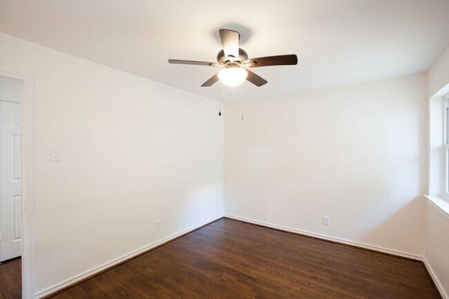 Building Photo - 10140 Shadyview Dr
