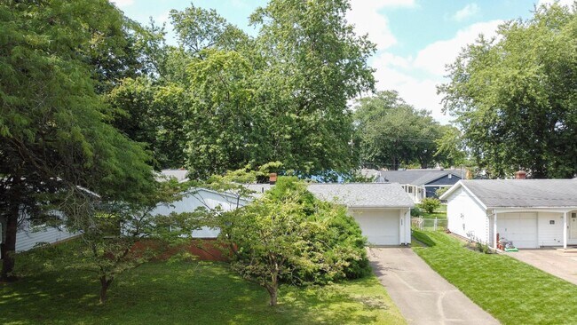 Building Photo - 2825 Hinde Ave