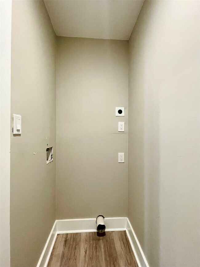 Building Photo - 4504 Kingsbury St