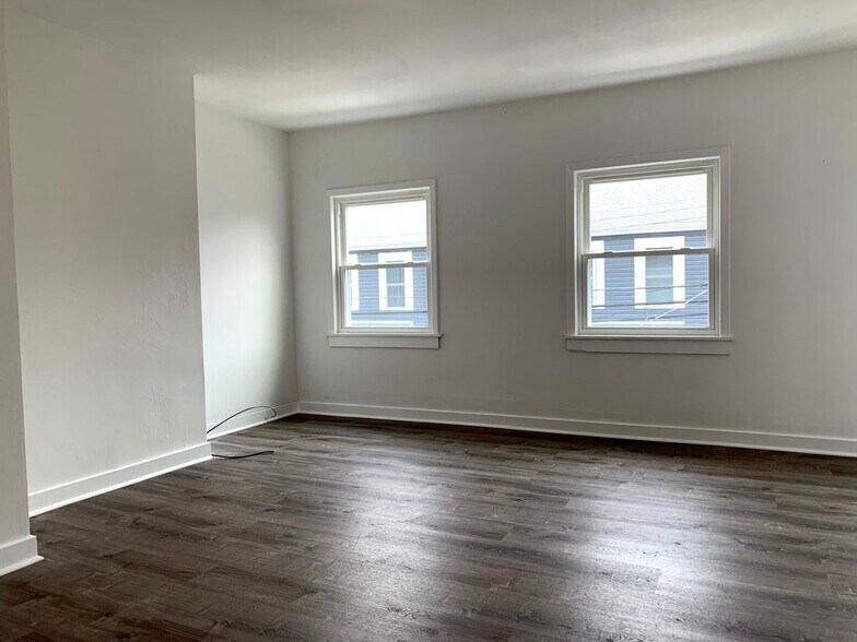 Building Photo - 411 Sample St