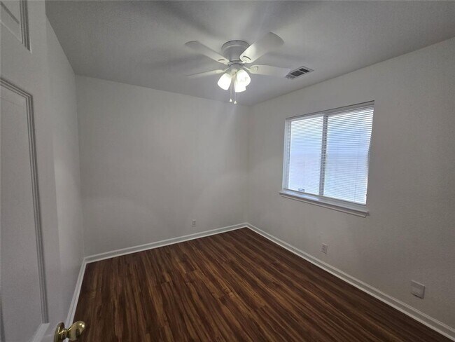 Building Photo - 103 Hummingbird Ct