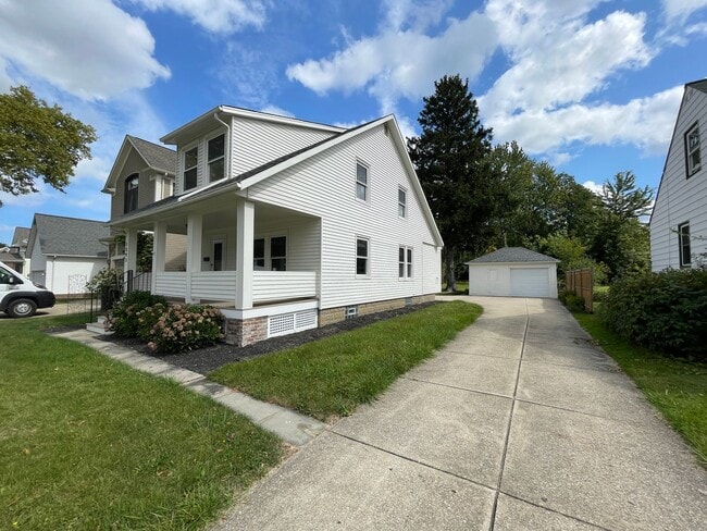 Building Photo - Charming Bungalow