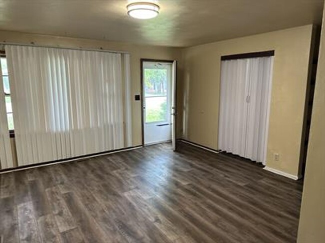 Building Photo - 1405 Holly Hill Dr