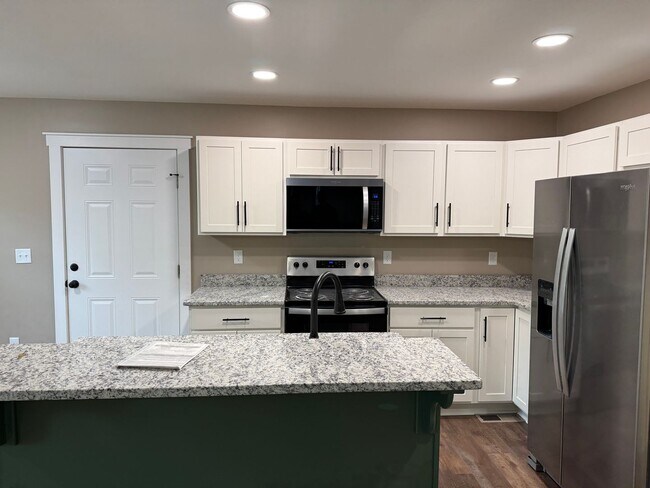 Building Photo - 516 Claremoor Ave