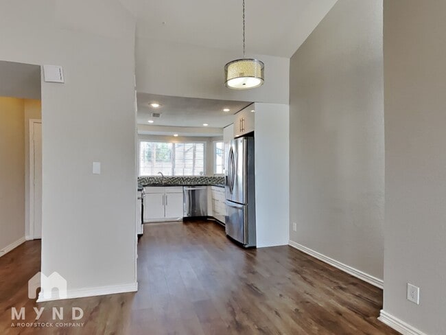 Building Photo - 413 W Renee Dr