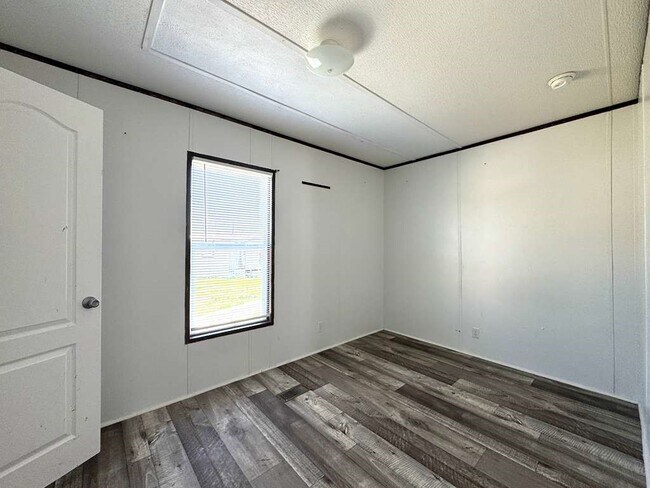 Building Photo - 16206 Wood Dr