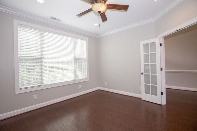 Building Photo - Woodlake Home