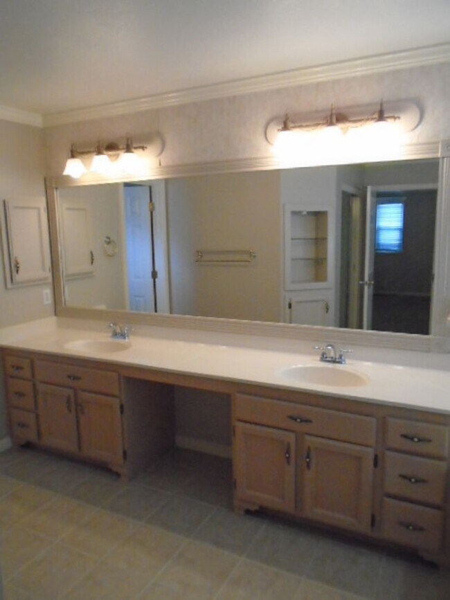 Building Photo - NICE TWO STORY, 3 BEDROOM, 3 FULL BATHROOM...