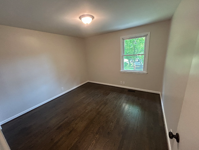 Building Photo - 516 Lemont Dr