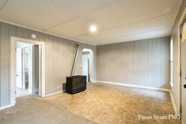 Building Photo - Comfortable Ground-Floor Living with Moder...