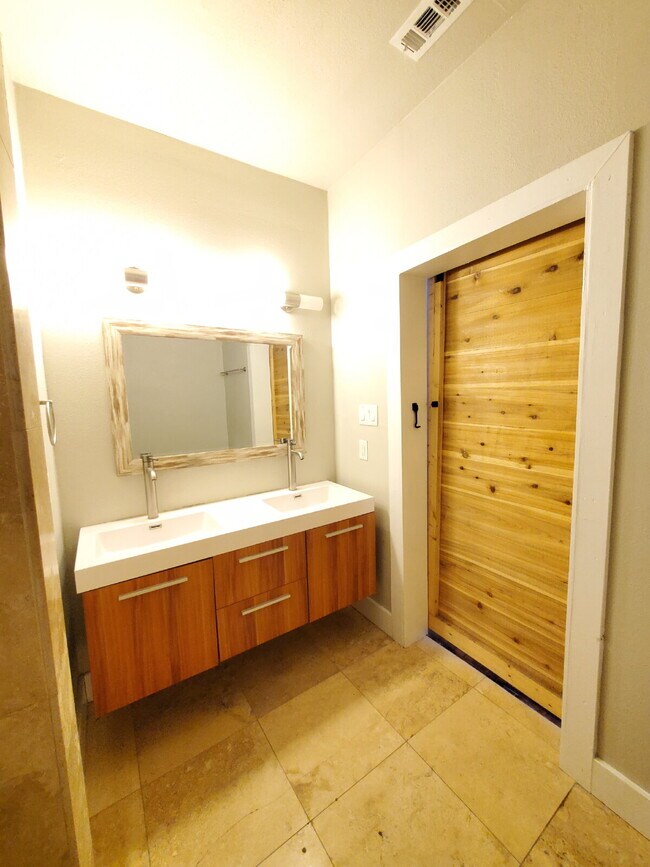 Building Photo - Modern 2-Bed / 2-Bath in Dignowity Hill with Off-Street Parking