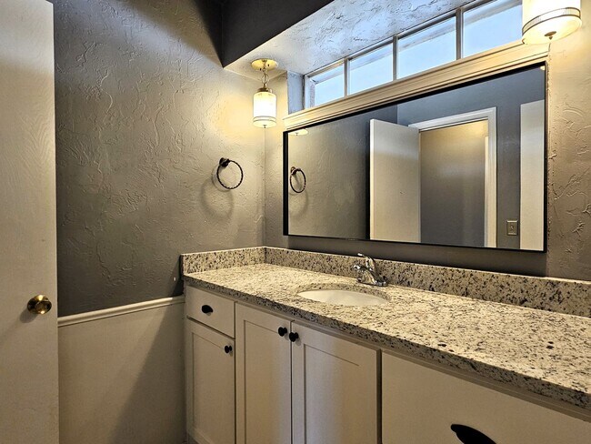 Building Photo - Beautiful 2 Bed 2 Bath Moments Away From L...