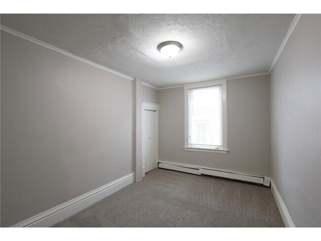 Building Photo - 678 Hawthorne Ave E