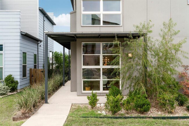 Building Photo - 6008 Florencia Ln