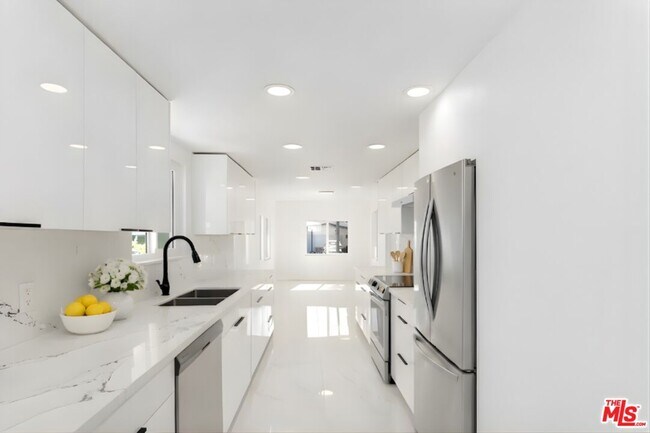 Building Photo - 2522 Armacost Ave