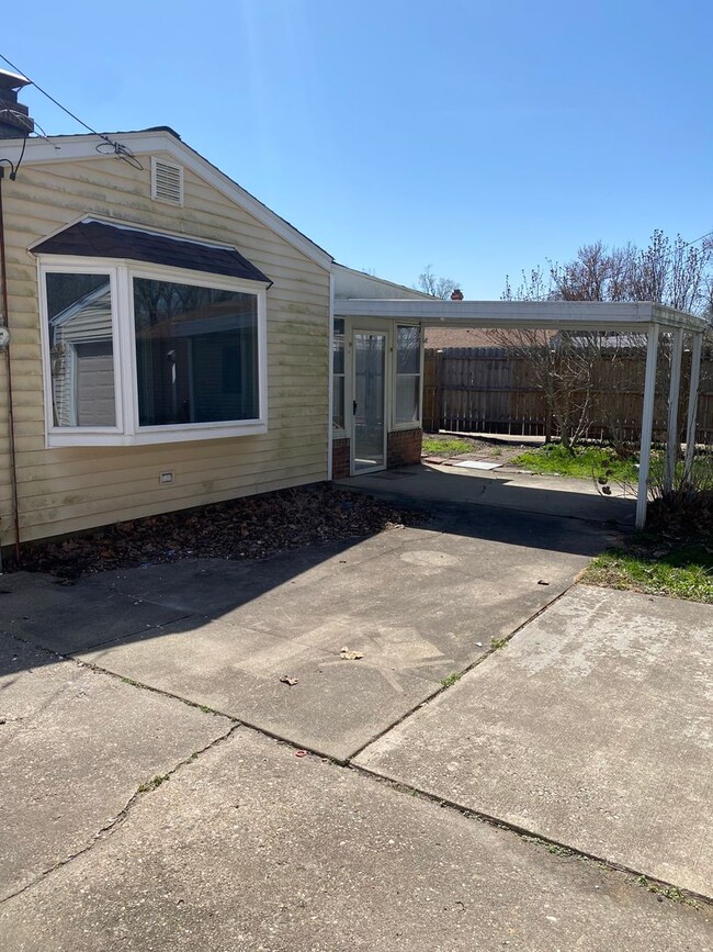 Building Photo - 3br 1bth 2cg. Huge back yard