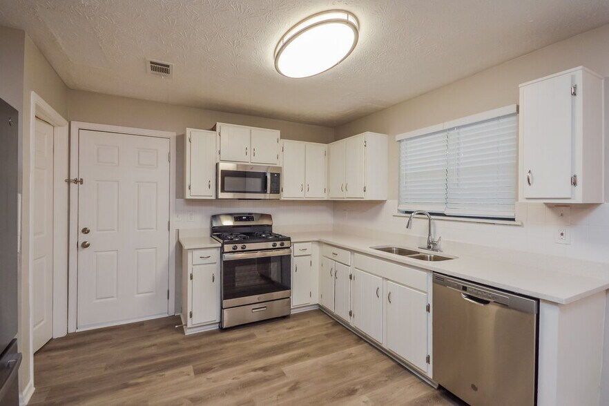 Building Photo - 1053 Mainstreet Lake Dr