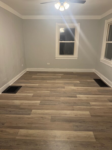 Living room - 5909 Wallace Rd