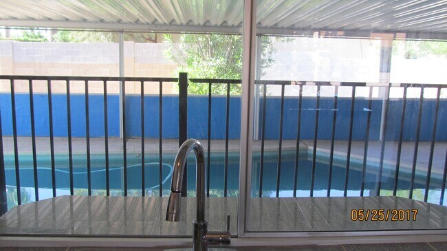 Building Photo - ASU AREA - REMODELED 5BR 2BA HOUSE SWIMMIN...