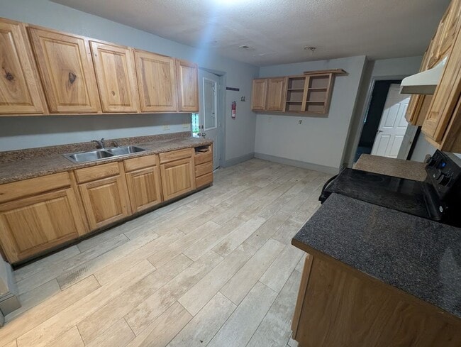 Building Photo - Arrowhead