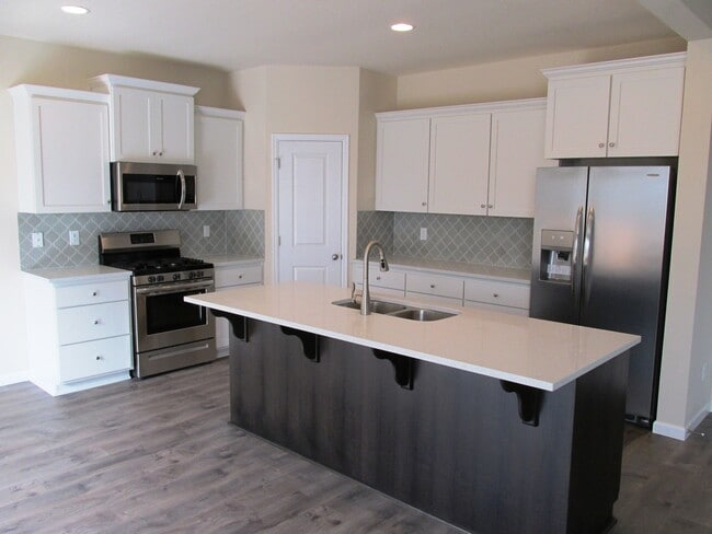 Building Photo - $500 off 1st month! New carpet, hardwoods,...