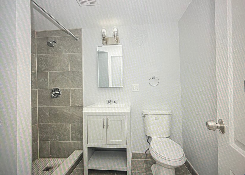 Building Photo - 7602 N Eastlake Ter