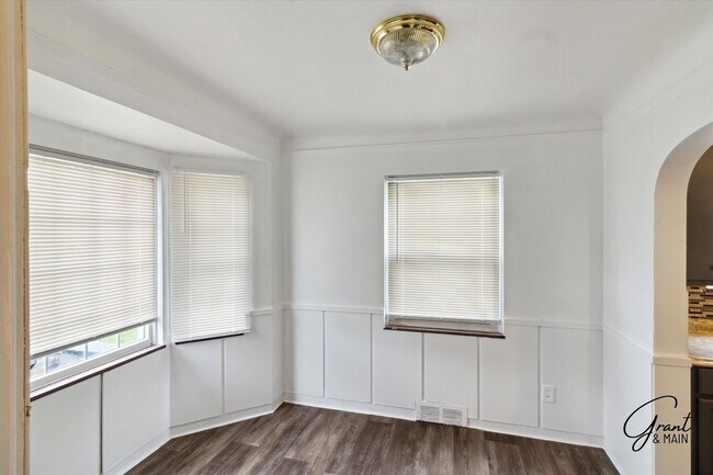 Building Photo - $1350 3 bedrooms