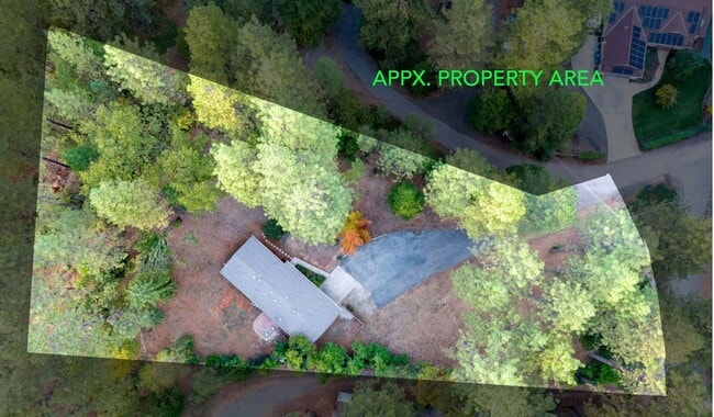 Building Photo - 3 Bedroom 1 Bathroom House Tucked in the T...