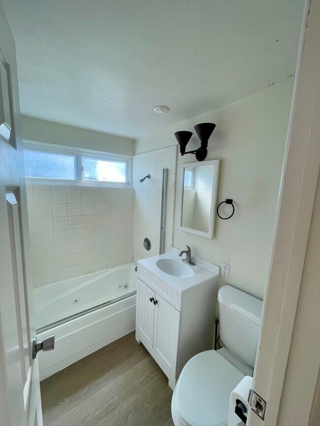 Building Photo - Classic Pierpont Beach House | 10-Month Lease | Just Steps to the Sand