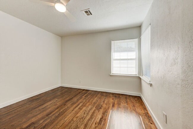 Building Photo - Fully Renovated 4 Bed, 2 Bath Near Campus!