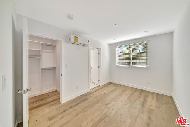 Building Photo - 1584 W 37th St