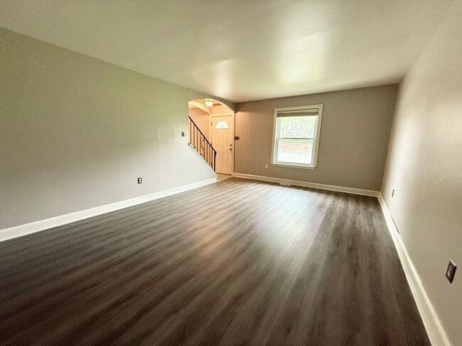 Building Photo - Three bedroom townhouse in beautiful Whitp...