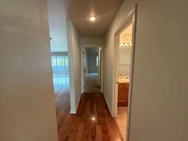 Building Photo - Now renting 2 bedroom 2 bathroom Condo