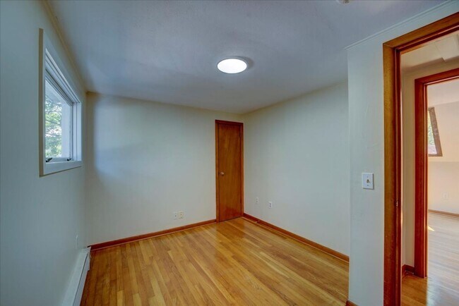 Building Photo - 3 Bedroom Apartment in Burlington VT Avail...