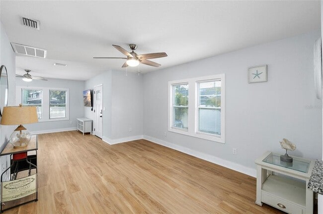 Building Photo - 2606 W Henry Ave