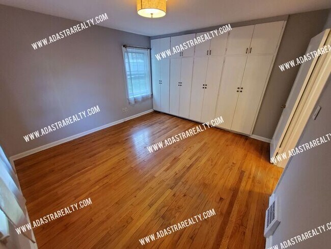 Building Photo - 4 Bedroom 2 Bath Ranch in Prairie Village-Coming SOON!!