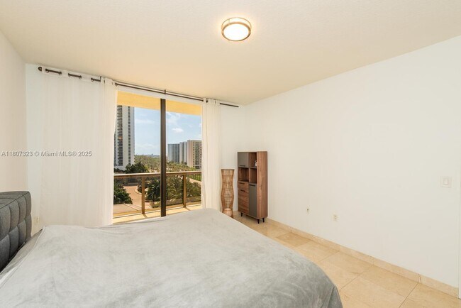 Building Photo - 16275 Collins Ave