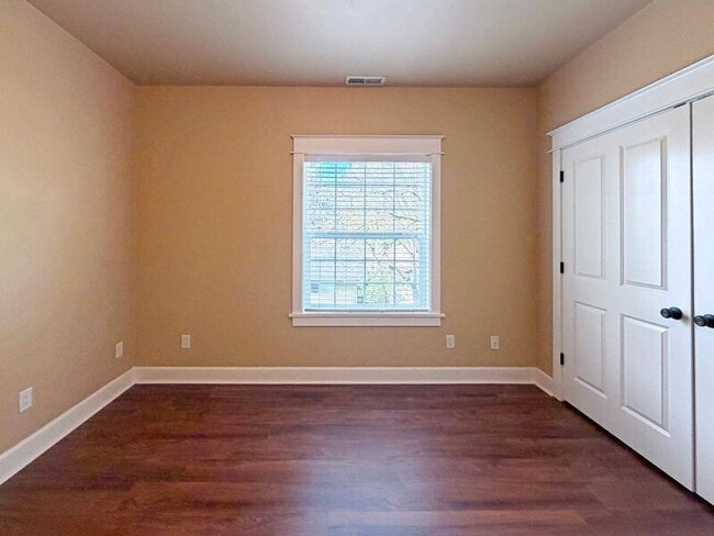 Building Photo - 520 Honeysuckle Ln