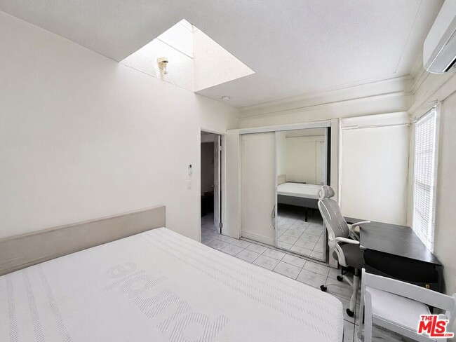 Building Photo - 1188 W 37th Dr