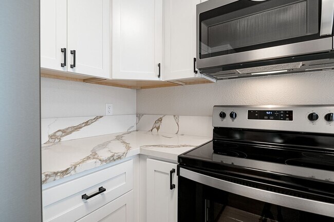 Building Photo - Newly remodeled upstairs condo in gated co...
