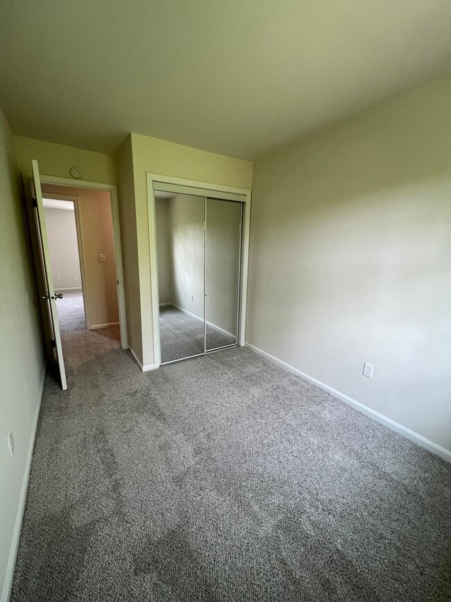 Building Photo - 3BR Townhome - Northampton School District