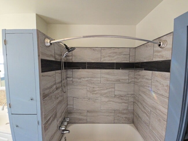 Building Photo - 3BR Eureka home offers remodeled interior, large yard and outbuildings!