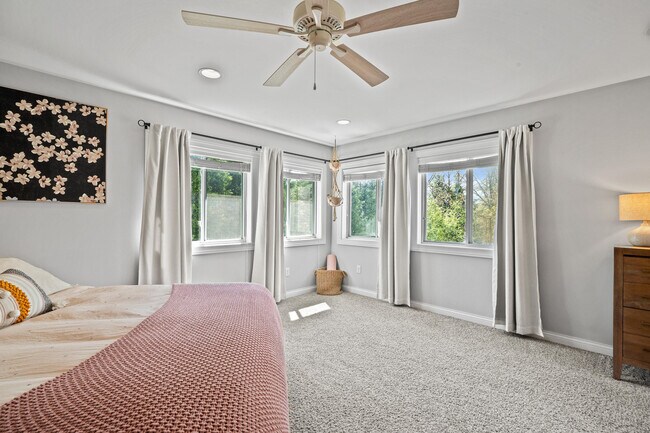 Building Photo - 1069 Sauganash Dr