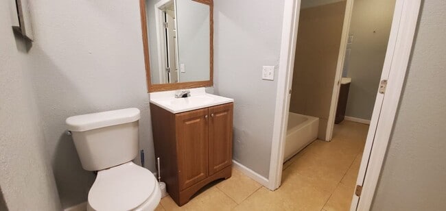 Building Photo - 2/1.5 Move In Ready