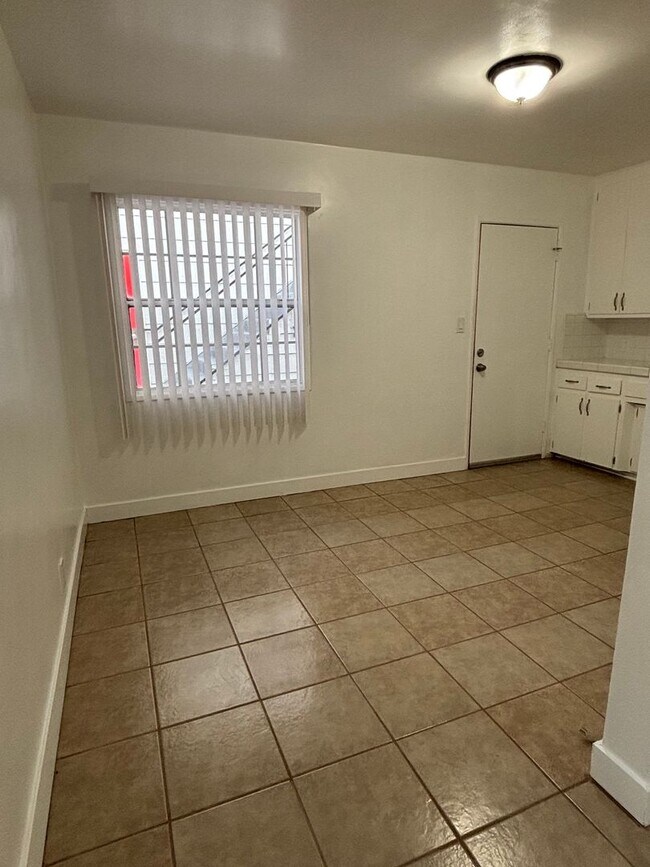 Building Photo - Charming 2 Bedroom Long Beach Apartment - Close to PCH!