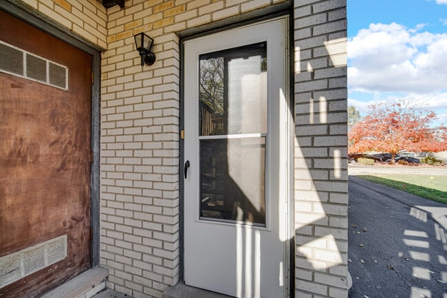 Building Photo - 31 Wellington Ave