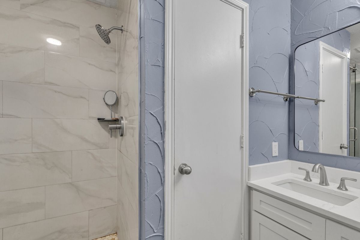 Building Photo - 8600 Coppertowne Ln